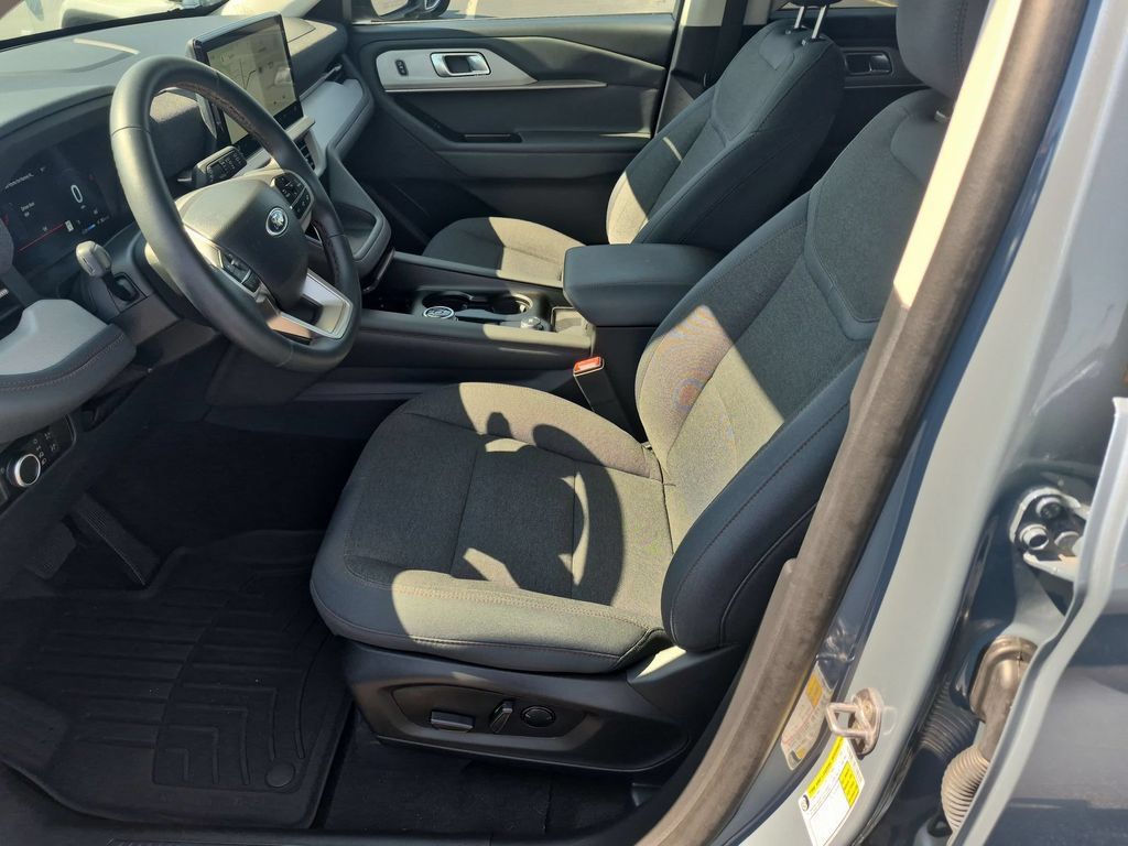 Used 2025 Ford Explorer Active RWD image 12