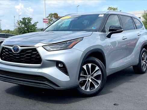 Used 2022 Toyota Highlander XLE FWD image 1