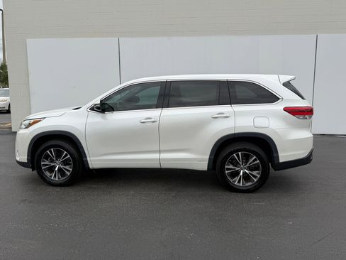 Used 2017 Toyota Highlander LE image 2