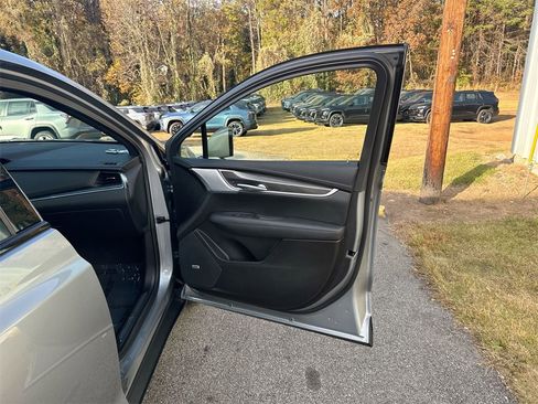 Used 2025 Cadillac XT5 Sportv w/ LPO, Floor Liner Package image 31
