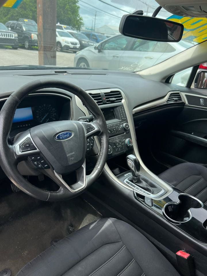 Used 2015 Ford Fusion SE w/ Equipment Group 202A FWD image 9