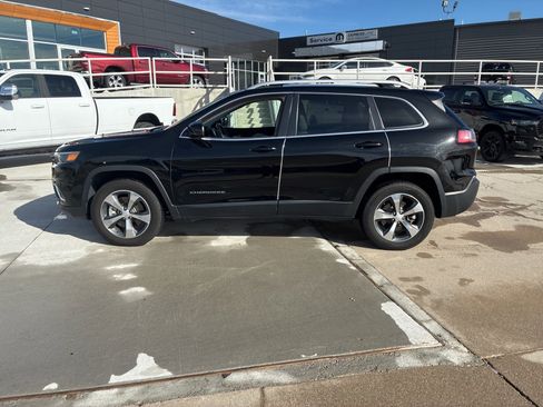 Used 2019 Jeep Cherokee Limited image 2