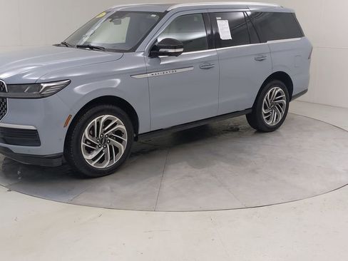 Used 2025 Lincoln Navigator Reserve image 22