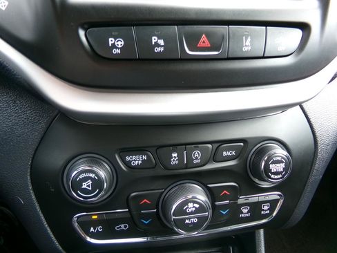 Used 2016 Jeep Cherokee Limited w/ Luxury Group AWD/4WD image 23