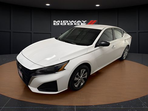 Used 2025 Nissan Altima 2.5 S FWD image 2