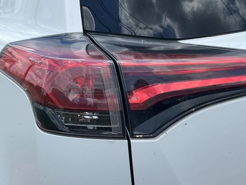 Used 2018 Toyota RAV4 XLE AWD/4WD image 5