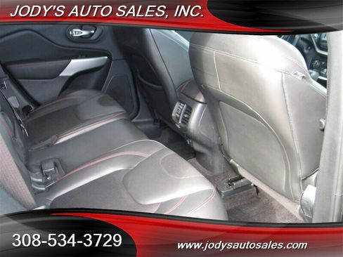 Used 2018 Jeep Cherokee Trailhawk image 24