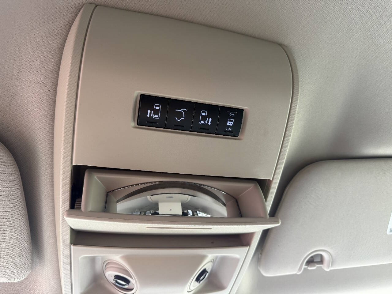 Used 2016 Chrysler Town & Country Touring FWD image 22