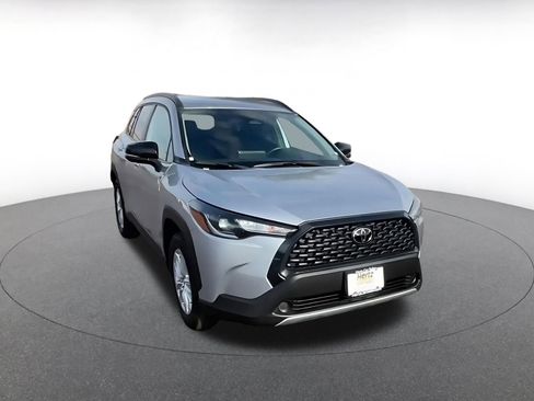 Used 2025 Toyota Corolla Cross LE image 3