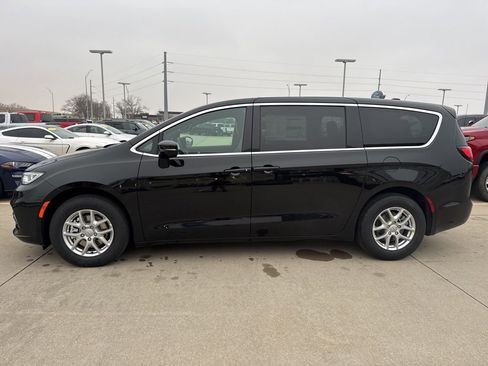 New 2026 Chrysler Pacifica Select FWD image 26