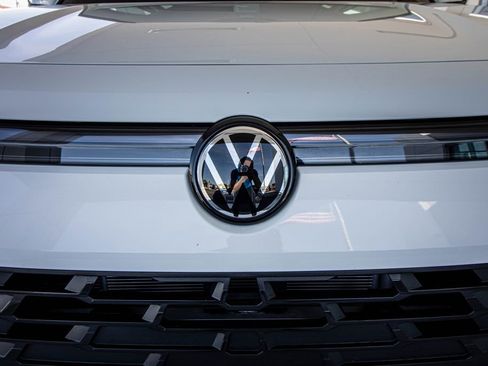 Certified 2025 Volkswagen Tiguan SE image 8