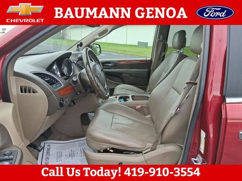 Used 2013 Chrysler Town & Country Touring-L w/ Premium Group FWD image 9