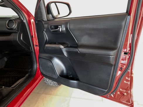 Used 2018 Toyota Tacoma TRD Sport w/ Technology Package RWD image 39