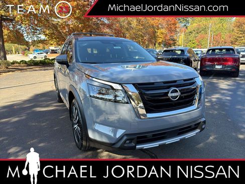 New 2025 Nissan Pathfinder Platinum image 1