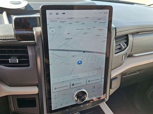 Used 2024 Ford Expedition Platinum image 17