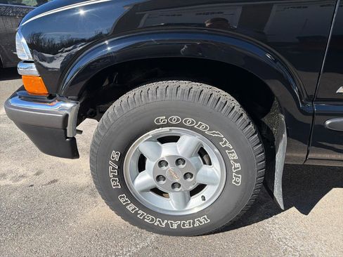 Used 2001 Chevrolet S10 Pickup LS image 12