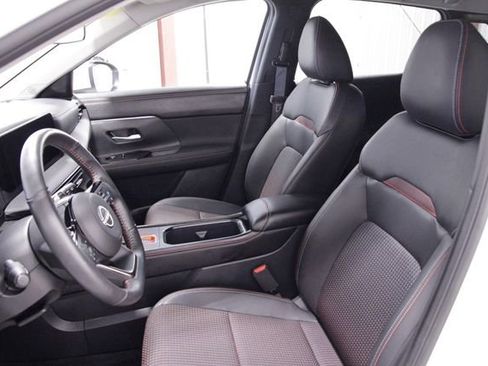 Used 2025 Nissan Kicks SR image 14