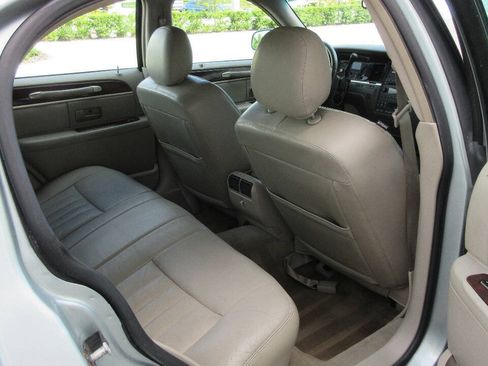 Used 2007 Lincoln Town Car Signature RWD image 19