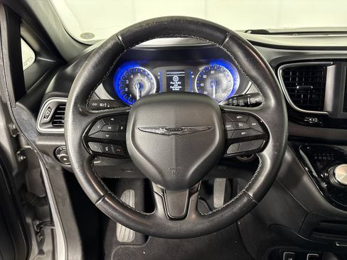 Used 2018 Chrysler Pacifica Touring Plus w/ S Appearance Package FWD image 13