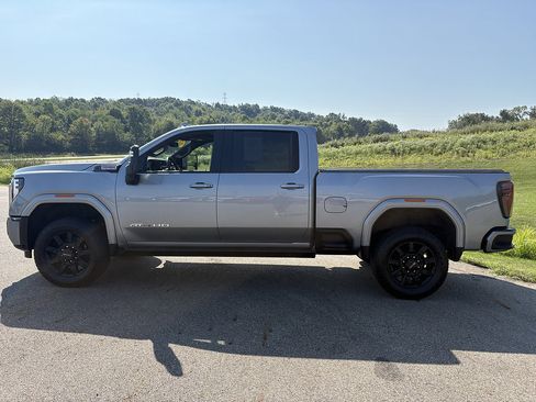 Used 2024 GMC Sierra 2500 AT4 w/ AT4 Preferred Package AWD/4WD image 2