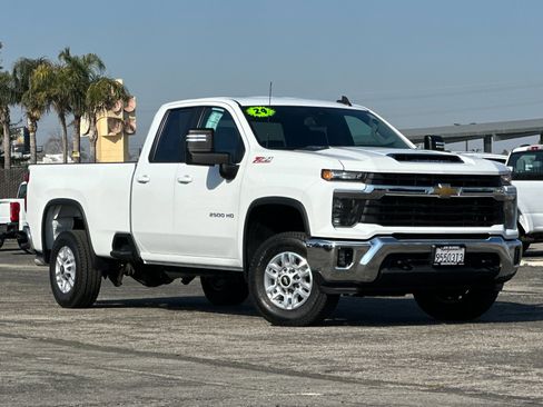 Used 2024 Chevrolet Silverado 2500 LT w/ Convenience Package image 2