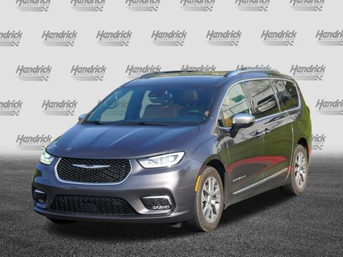 Used 2023 Chrysler Pacifica Pinnacle FWD image 5