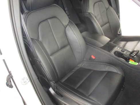 Used 2022 Volvo XC40 T5 Momentum image 22