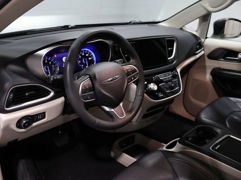 Used 2023 Chrysler Pacifica Touring-L image 16