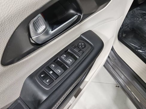 Used 2023 Chrysler Pacifica Touring-L FWD image 12