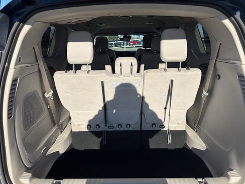 Used 2021 Chrysler Pacifica Touring-L w/ Uconnect Theater Family Group image 5