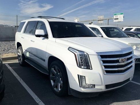Used 2017 Cadillac Escalade Luxury image 4