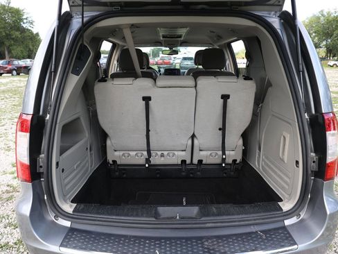Used 2013 Chrysler Town & Country Touring FWD image 23