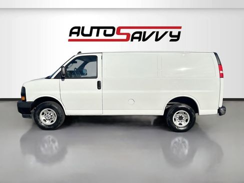 Used 2024 Chevrolet Express 3500 w/ Driver Convenience Package RWD image 4