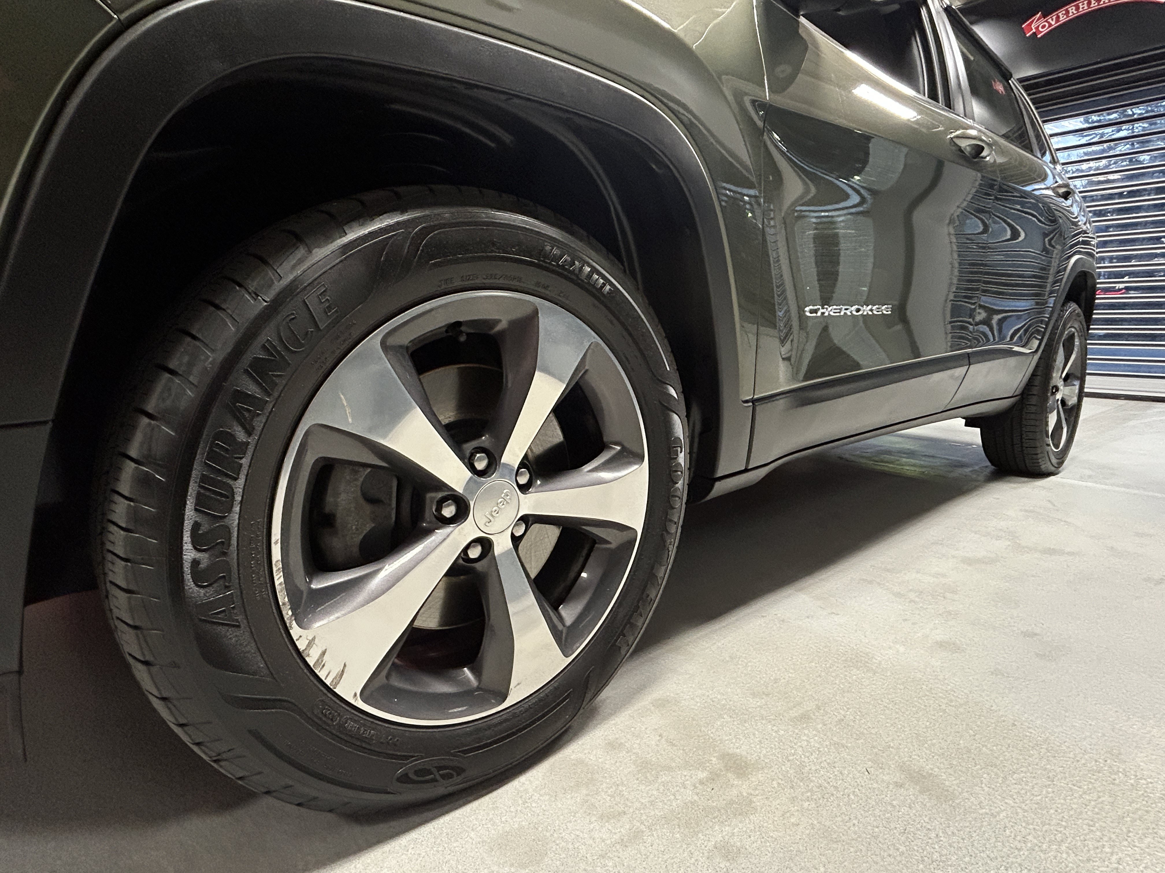 Used 2019 Jeep Cherokee Limited w/ Luxury Group AWD/4WD image 15