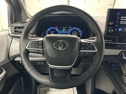 Used 2025 Toyota Sienna XSE image 18