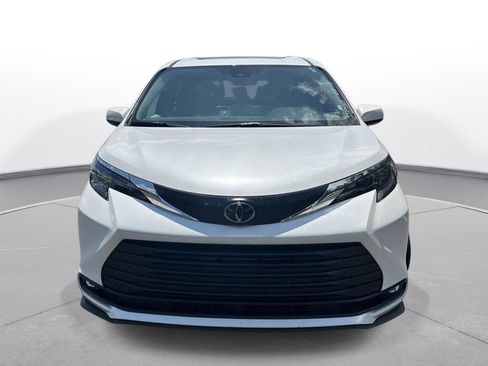 Certified 2026 Toyota Sienna XLE FWD image 3