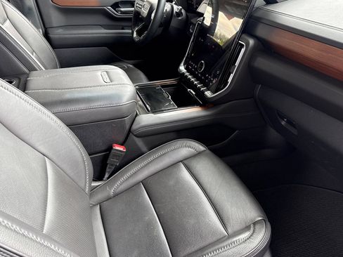 Used 2025 GMC Yukon XL Denali AWD/4WD image 26