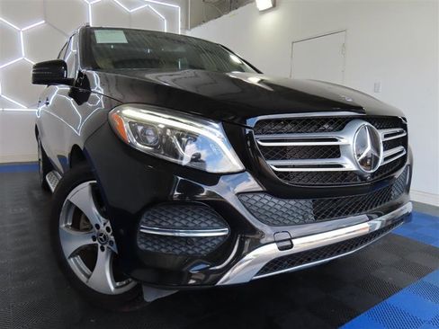 Used 2019 Mercedes-Benz GLE 400 4MATIC w/ Premium 3 Package image 3