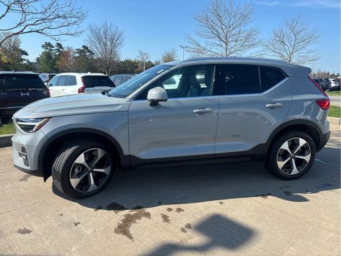 Used 2025 Volvo XC40 B5 Plus AWD/4WD image 4