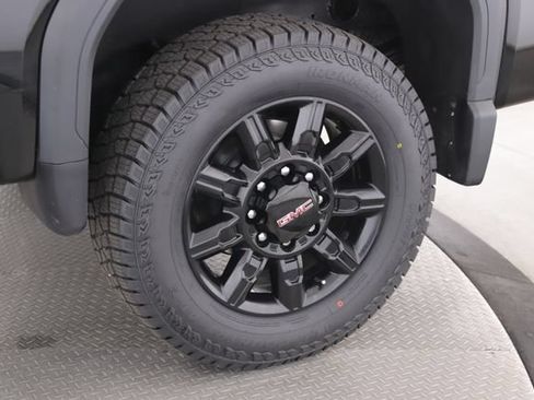 Used 2024 GMC Sierra 2500 AT4 w/ Technology Package AWD/4WD image 14