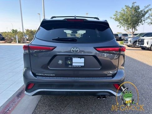 Used 2023 Toyota Highlander XSE FWD image 4
