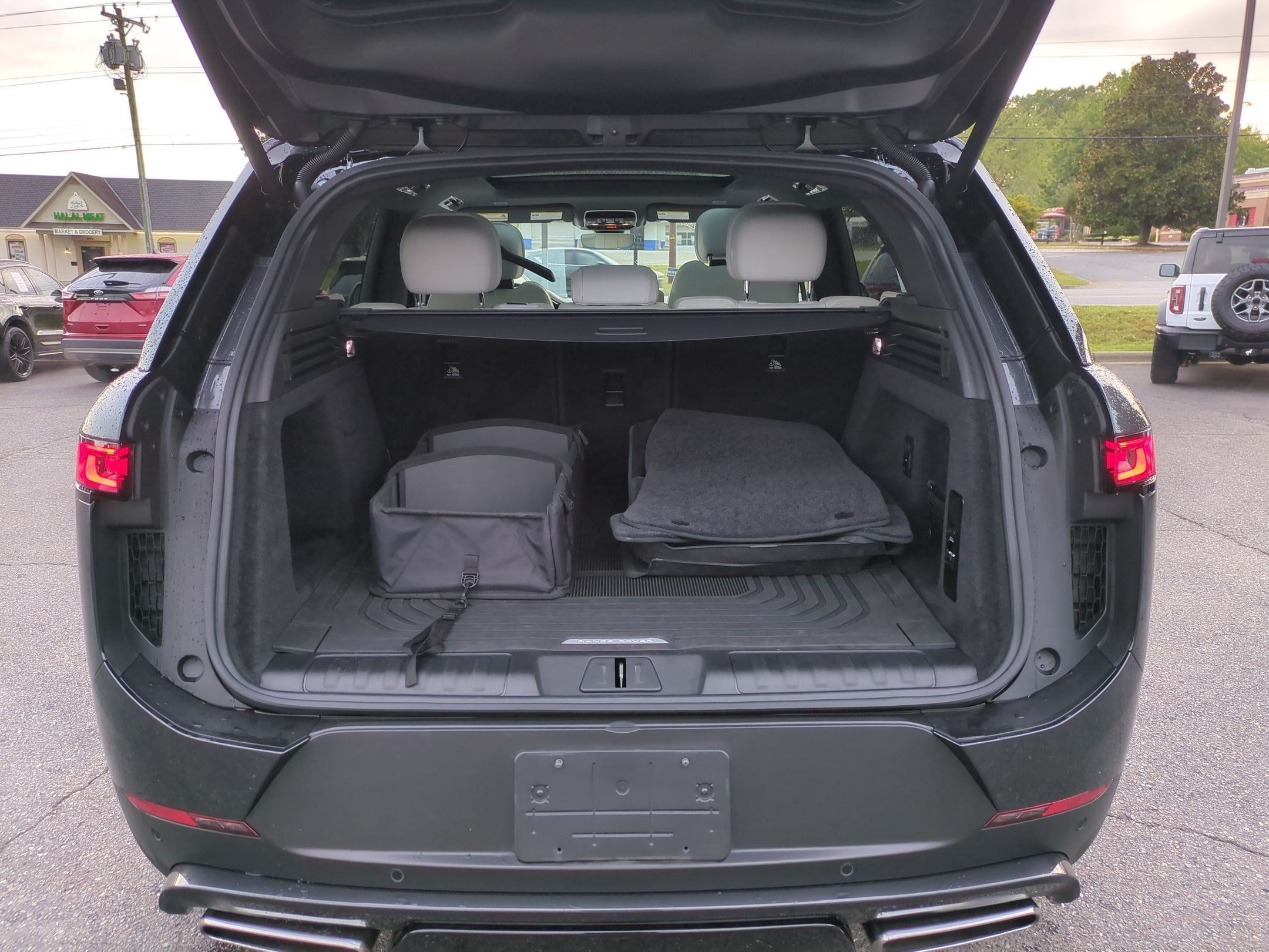 Used 2024 Land Rover Range Rover Sport SE AWD/4WD image 33