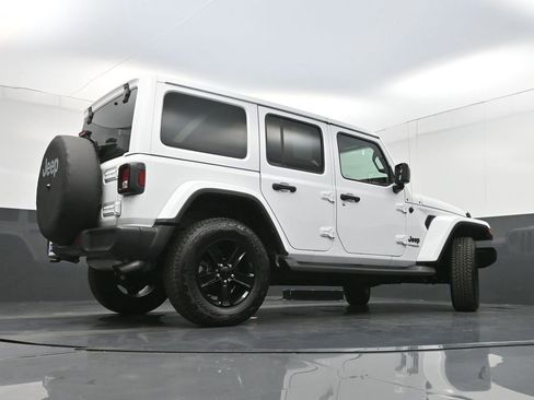 Used 2022 Jeep Wrangler Unlimited Sahara AWD/4WD image 31