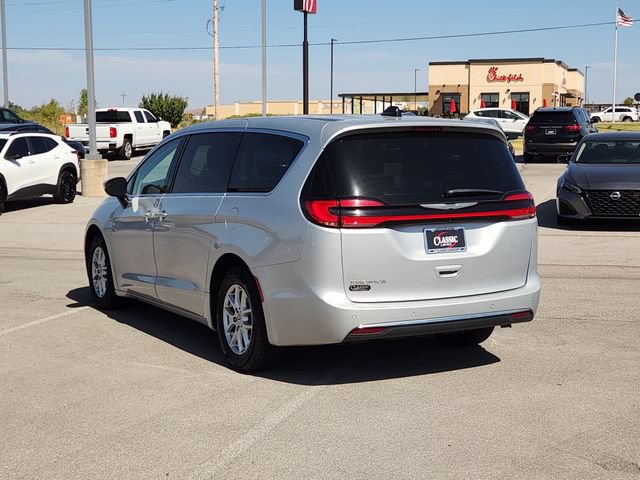 Used 2023 Chrysler Pacifica Touring-L FWD image 5