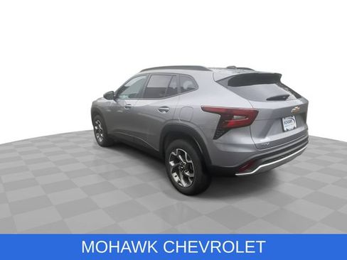Used 2025 Chevrolet Trax LT w/ Driver Confidence Package FWD image 6