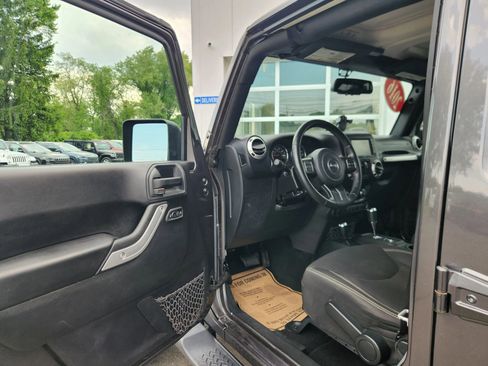 Used 2016 Jeep Wrangler Unlimited Sahara w/ Connectivity Group AWD/4WD image 22