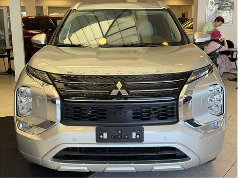 Used 2025 Mitsubishi Outlander 4WD Plug-In Hybrid image 2