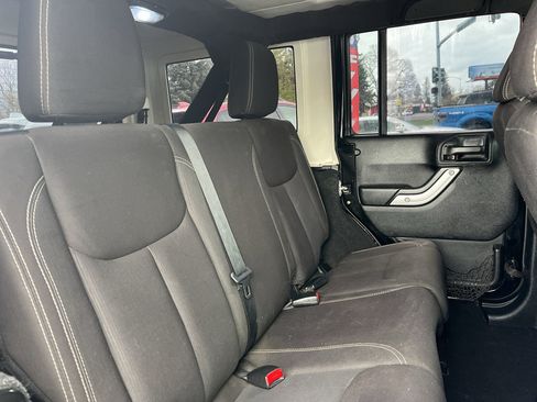 Used 2015 Jeep Wrangler Unlimited Rubicon w/ Max Tow Package image 17