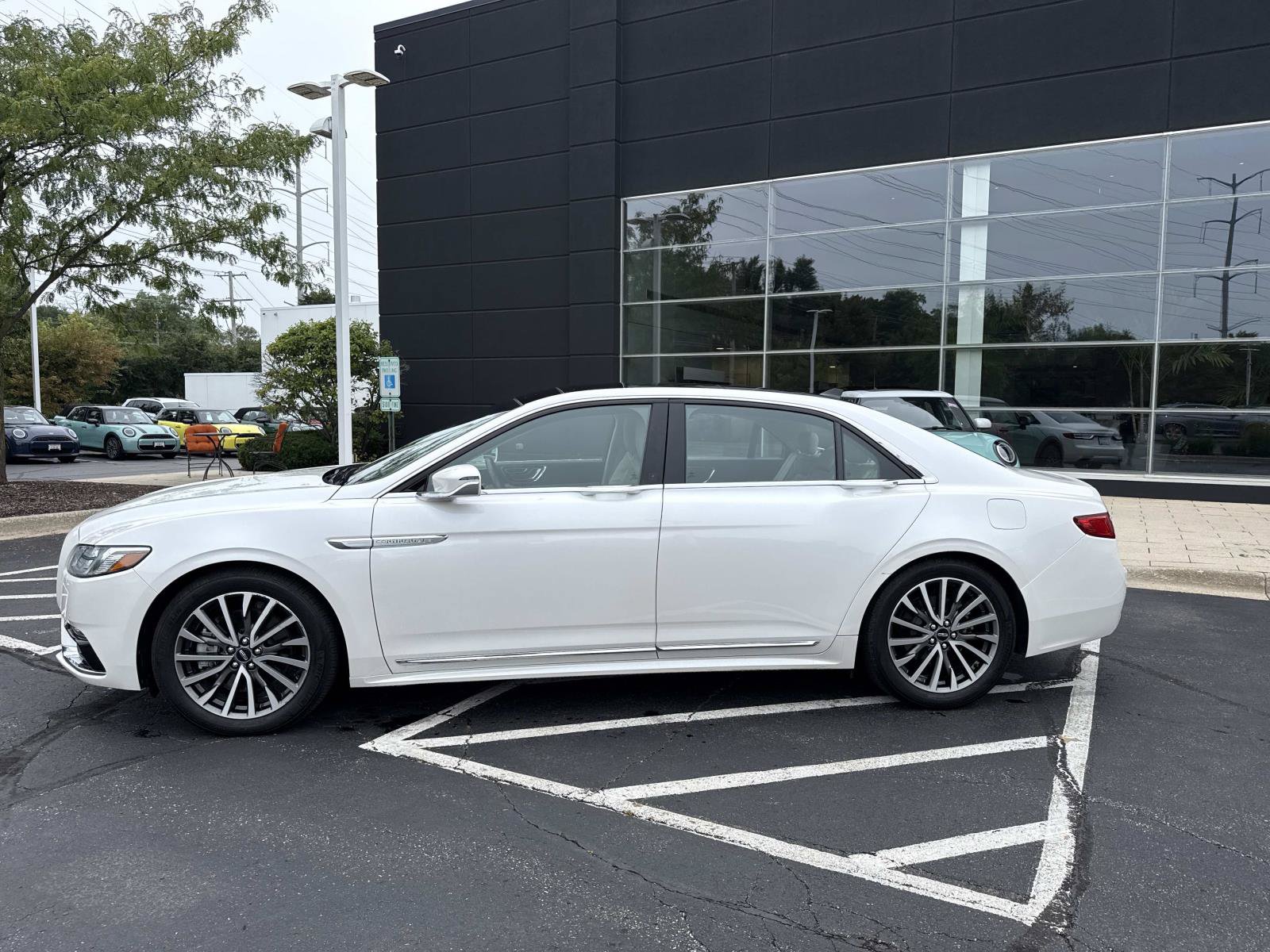 Used 2019 Lincoln Continental Select w/ Continental Climate Package AWD/4WD image 2