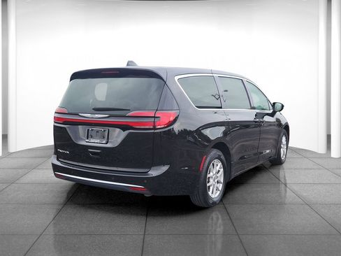 Used 2024 Chrysler Pacifica Touring-L FWD image 8